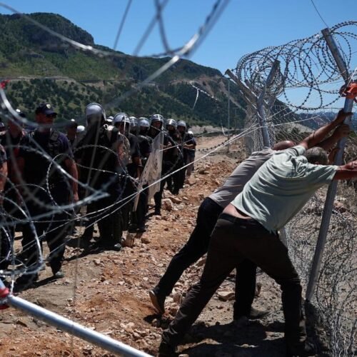 Cientos de manifestantes en Albania derriban las vallas del complejo turístico vinculado al yerno de Trump