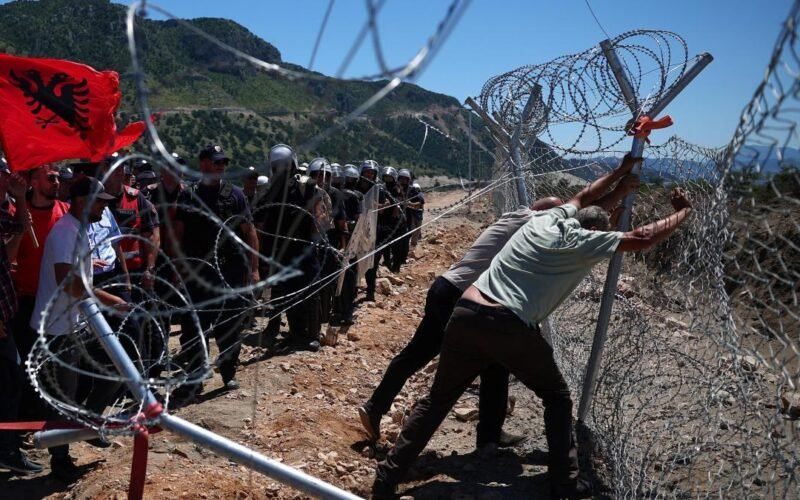 Cientos de manifestantes en Albania derriban las vallas del complejo turístico vinculado al yerno de Trump