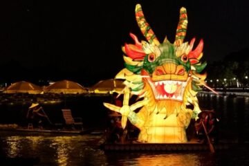 Un dragón dorado de 500 metros deslumbra en los canales de Suzhou