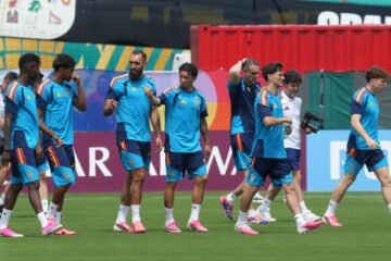 España busca ser primera ante Uruguay, un rival desesperado