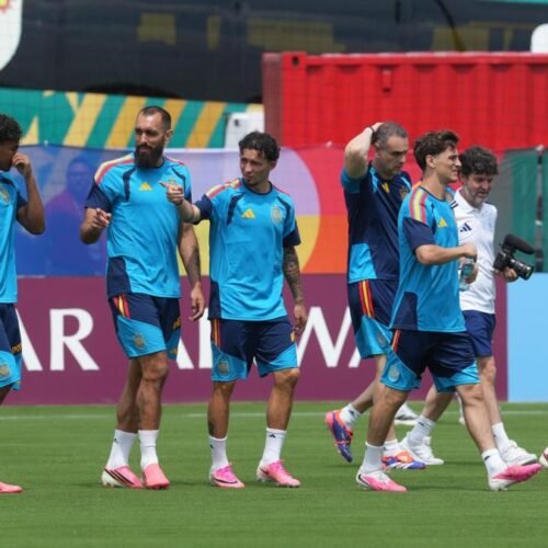 España busca ser primera ante Uruguay, un rival desesperado
