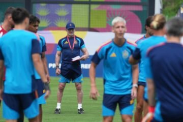 De la Fuente: “La dureza es intrínseca al fútbol, espero un duelo intenso ante Uruguay”