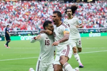 Muslera le regala la victoria y el primer puesto a una discreta España