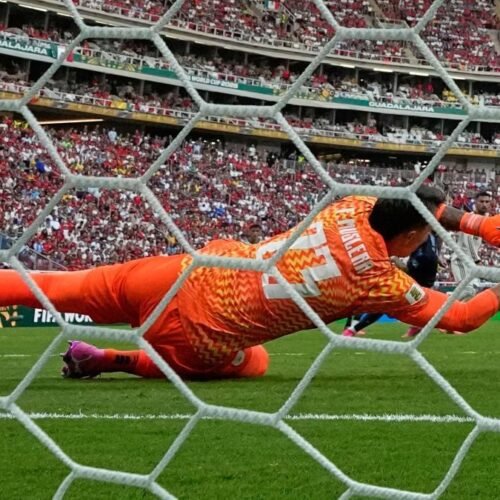 Muslera, el único ‘amigo’ de una España que sufre la agresividad uruguaya camino a dieciseisavos