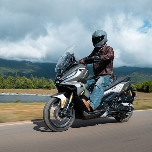 Voge también apuesta fuerte en el segmento escúter crossover de media cilindrada con el bicilíndrico SR450X