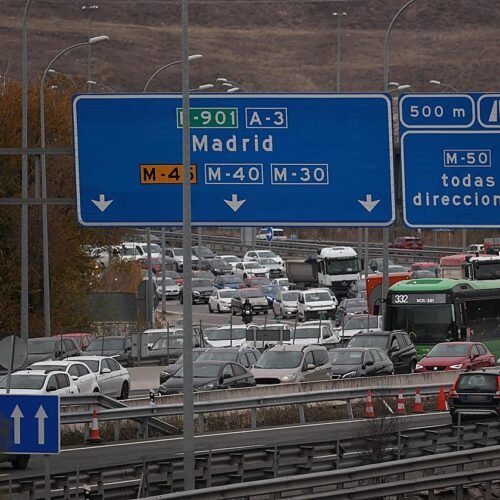 Cómo saber si una gasolinera está cerca de una autovía o en un desvío: debes fijarte en el color del cartel