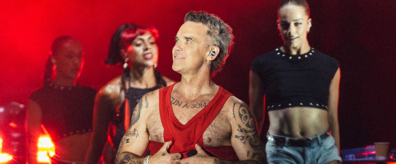 Robbie Williams se corona con un espectáculo total de grandes éxitos suyos y prestados