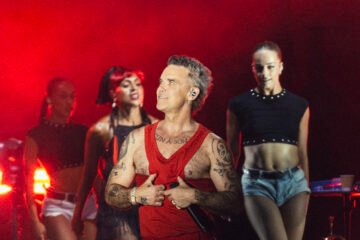 Robbie Williams se corona con un espectáculo total de grandes éxitos suyos y prestados