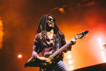 Lenny Kravitz conquista Sevilla con un apabullante sonido y su magnetismo sexy resistente al calor y al paso de los años