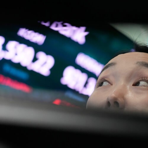 La adrenalina de ganar más de un 100% en bolsa conduce al inversor a deshacerse de sus bitcoins para sostener la ‘gran burbuja’ de la IA