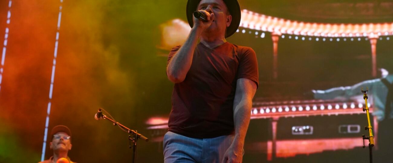 Belle and Sebastian emocionan con su cumpleaños pop en la noche tropical de Barcelona