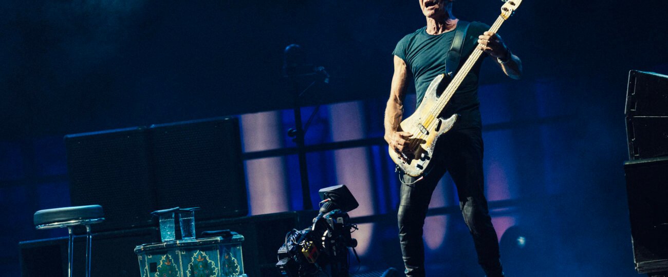 Sting se da el gustazo de tocar sus grandes éxitos acompañado solo de dos músicos y un escenario desnudo