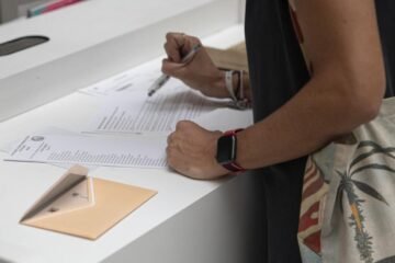 La JEC estudia las peticiones para suspender el voto por correo de los emigrados y sobre la ‘ley de nietos’