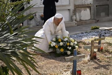 El Papa se arrodilla en Lampedusa ante la tragedia de los migrantes
