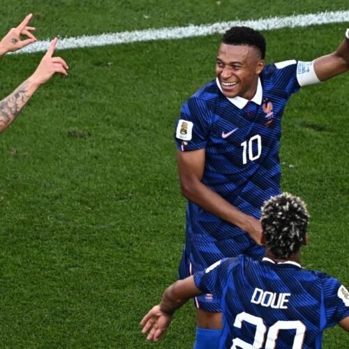 Un regate y un penalti le bastan a Francia para estar en cuartos