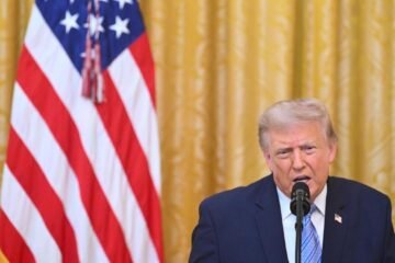 Investigan al operador del ‘teleprompter’ de Trump por apuestas ilegales sobre sus discursos