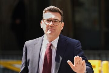 Andy Burnham asume las riendas del Partido Laborista