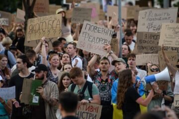 Segundo día de protestas en Ucrania por la destitución del ministro de Defensa