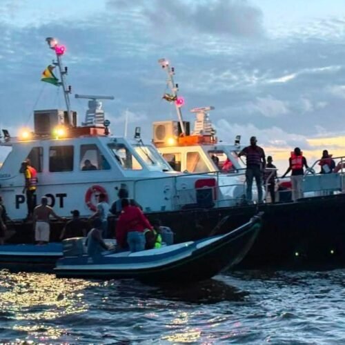Naufraga un ferry con más de 130 personas a bordo en Guyana