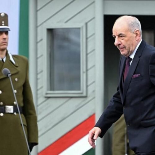 El presidente de Hungría firma la ley de Magyar que le destituye del cargo
