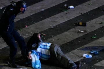 Los aficionados argentinos se enfrentan a la policía en Buenos Aires tras perder la final del Mundial contra España