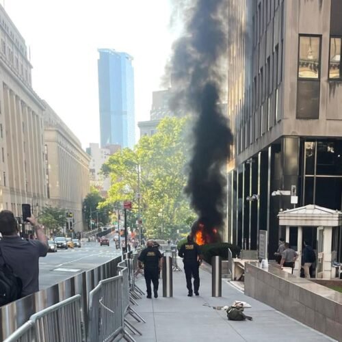 Detenido un hombre por lanzar un explosivo contra el edificio federal del ICE y el FBI en Nueva York