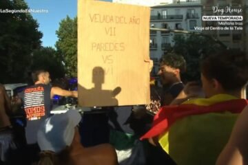 Un provocativo cartel evoca el incidente entre Leandro Paredes y Gavi durante la celebración del Mundial