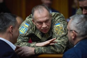 Zelenski destituye al jefe del ejército para atajar las protestas ciudadanas en Ucrania