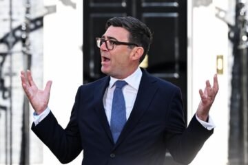 Las primeras promesas de Burnham: buses a 2 libras, retirar el IVA de las facturas de la luz y construir “un país para todos”