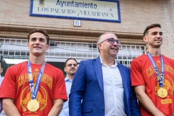 Gavi y Fabián Ruiz, recibidos con tomates en Los Palacios tras conquistar el Mundial con España