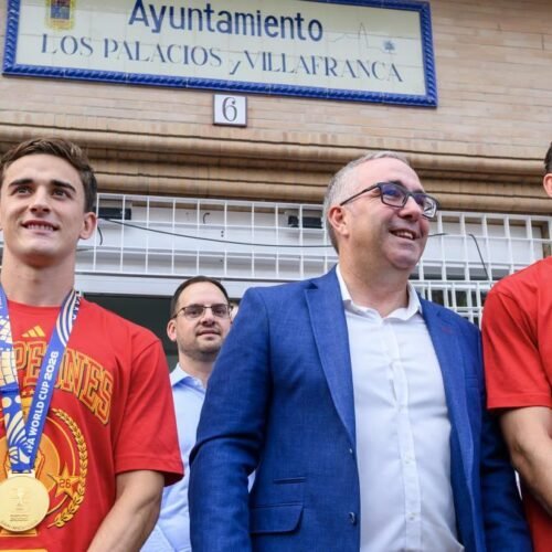 Gavi y Fabián Ruiz, recibidos con tomates en Los Palacios tras conquistar el Mundial con España