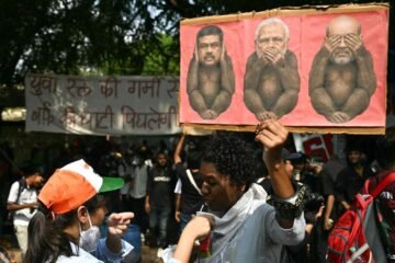 La presión del movimiento de las ‘cucarachas’ fuerza la dimisión del ministro de Educación de India
