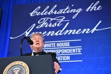Trump carga contra la prensa crítica en su regreso a la cena de corresponsales de la Casa Blanca