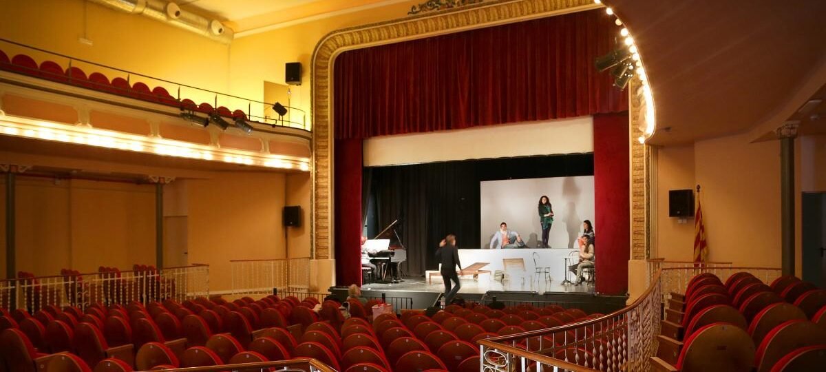 La junta del Teatre de Sarrià se lamenta en las redes de que “hay facturas pendientes de pago”