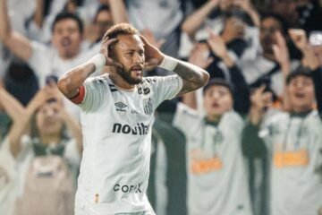 Neymar anota dos goles en su primer partido tras el Mundial para que el Santos rescate un empate