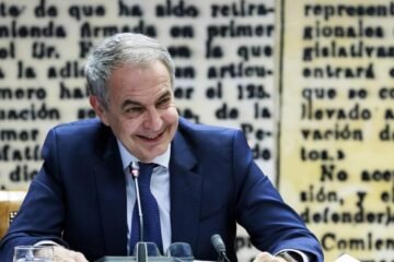 Zapatero se queda solo en su discutible estrategia por buscar un salvavidas legal