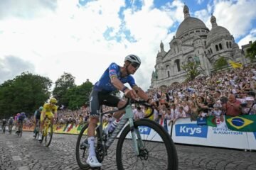 Van der Poel y Pogacar regalan un final maravilloso en los Campos Elíseos