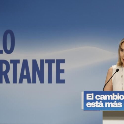 Feijóo inicia su viaje a Perú para la toma de posesión de Fujimori y mantener un encuentro bilateral