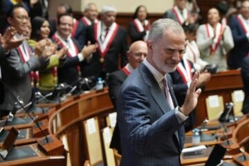 El Rey anima, en Perú, la asistencia a la Cumbre Iberoamericana de Madrid