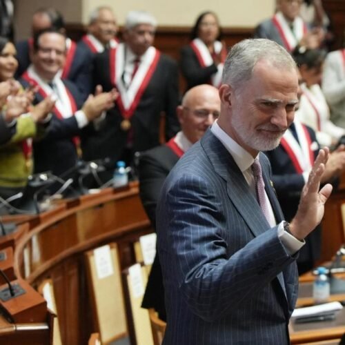 El Rey anima, en Perú, la asistencia a la Cumbre Iberoamericana de Madrid