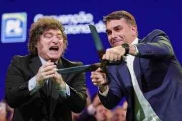 Milei aprueba un decreto para poder expulsar a los extranjeros que insulten a los argentinos y a sus símbolos