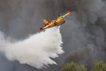 Los bomberos frenan los rebrotes del incendio de Burdeos