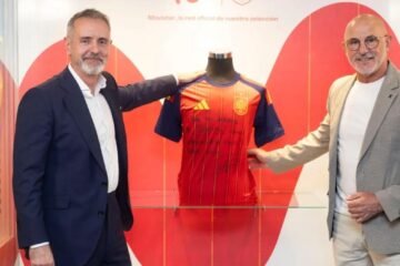 Luis de la Fuente entrega una camiseta del Mundial a Telefónica para su museo corporativo