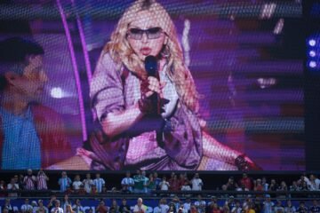 Los guantes de Madonna, el vestuario de Shakira en ‘Dai Dai’ y otros artículos usados por BTS en el medio tiempo de la final del Mundial, vendidos por miles de euros