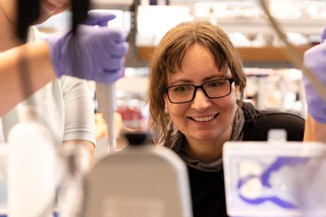 Científicos de Estados Unidos dicen haber creado una “célula sintética” capaz de replicarse y evolucionar