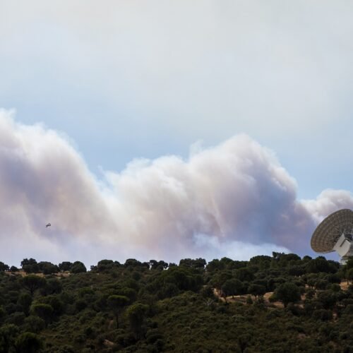 Las llamas y el humo obligan a desalojar una estación de la NASA en la Sierra Oeste de Madrid