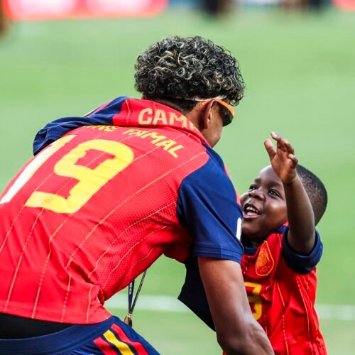 De Keyne, el hermano de Lamine Yamal, a la familia numerosa de Cucurella: los apoyos de los jugadores de la selección española fuera del campo
