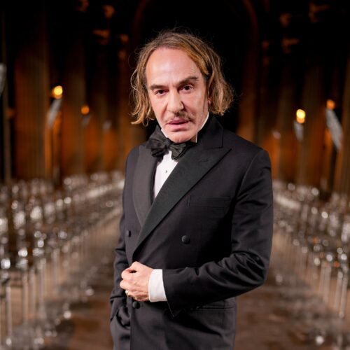 John Galliano cancela su exposición en el Met tras la polémica por su elección: “Sigo asumiendo la responsabilidad por el dolor causado”
