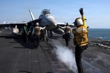 El ICE detiene al padre de un militar del USS Abraham Lincoln desplegado en Oriente Medio