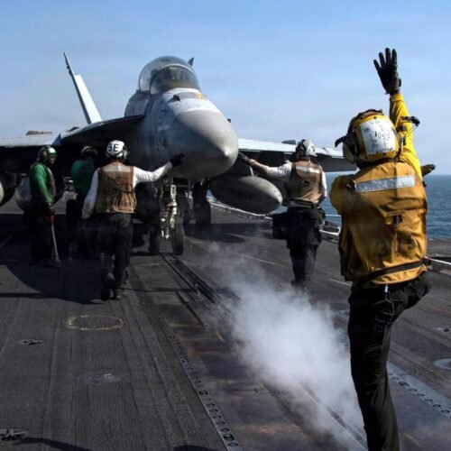 El ICE detiene al padre de un militar del USS Abraham Lincoln desplegado en Oriente Medio
